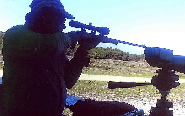 Johan van der Mescht hard aan die oefen ter voorbereiding vir die “Nasionals” en die “World Shoot”